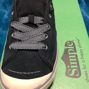 Simple Satire Stitched Ribbon Lace Sneakers
